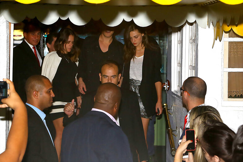Phoebe Tonkin & Paul Wesley en Rio, Brazil, 2015