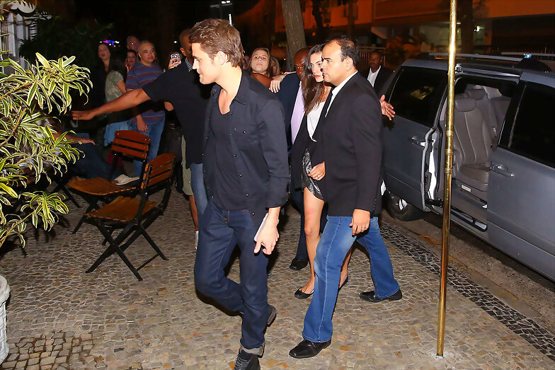 Phoebe Tonkin & Paul Wesley en Rio, Brazil, 2015