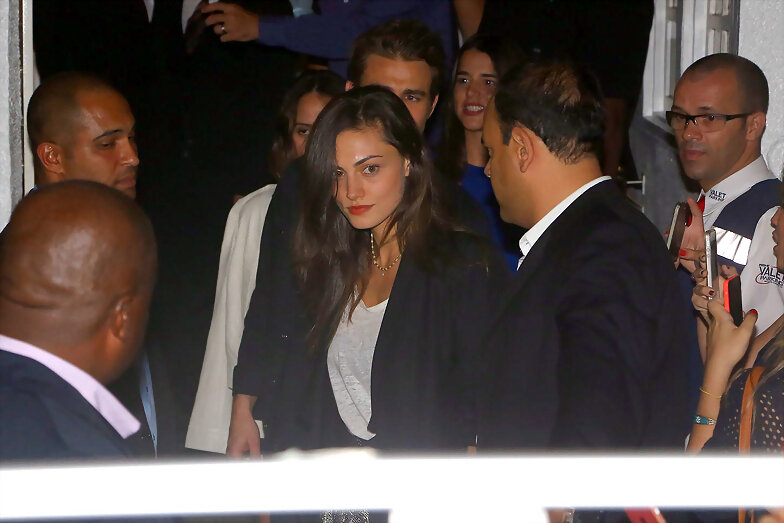Phoebe Tonkin & Paul Wesley en Rio, Brazil, 2015