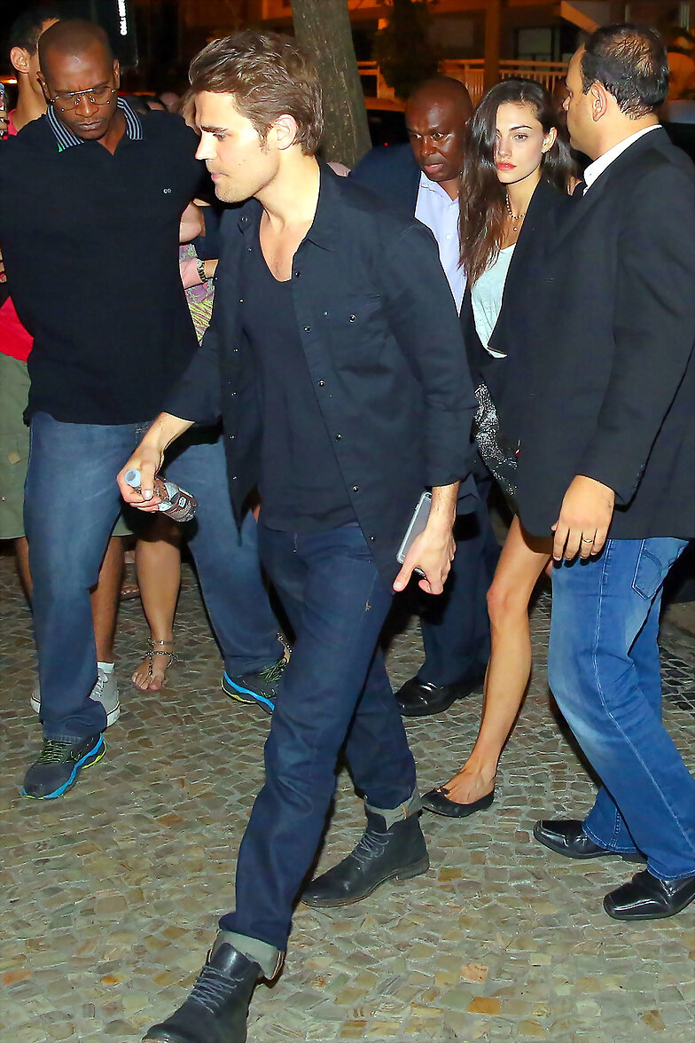 Phoebe Tonkin & Paul Wesley en Rio, Brazil, 2015