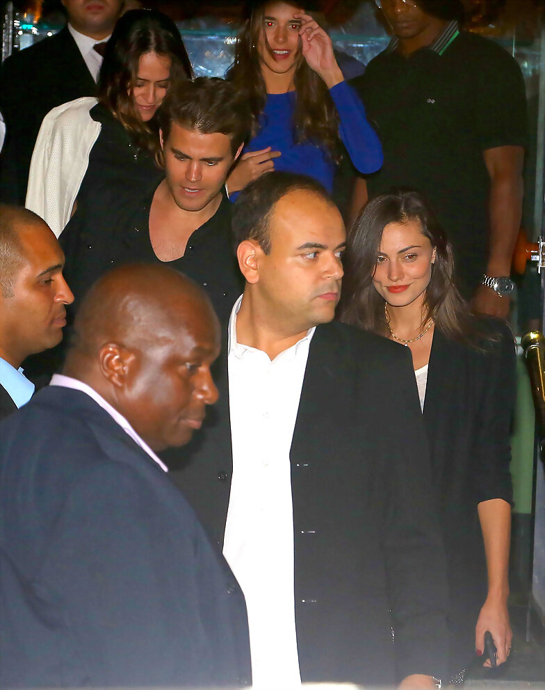 Phoebe Tonkin & Paul Wesley en Rio, Brazil, 2015