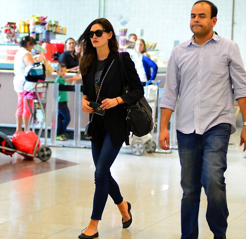 Phoebe Tonkin llega en San Paulo, Brazil, May 2015