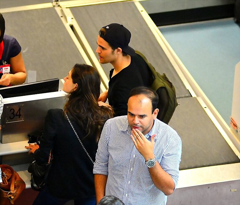 Phoebe Tonkin llega en San Paulo, Brazil, May 2015