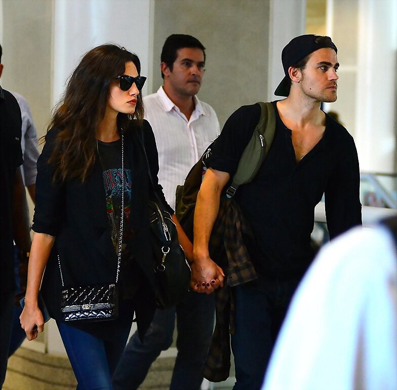 Phoebe Tonkin llega en San Paulo, Brazil, May 2015