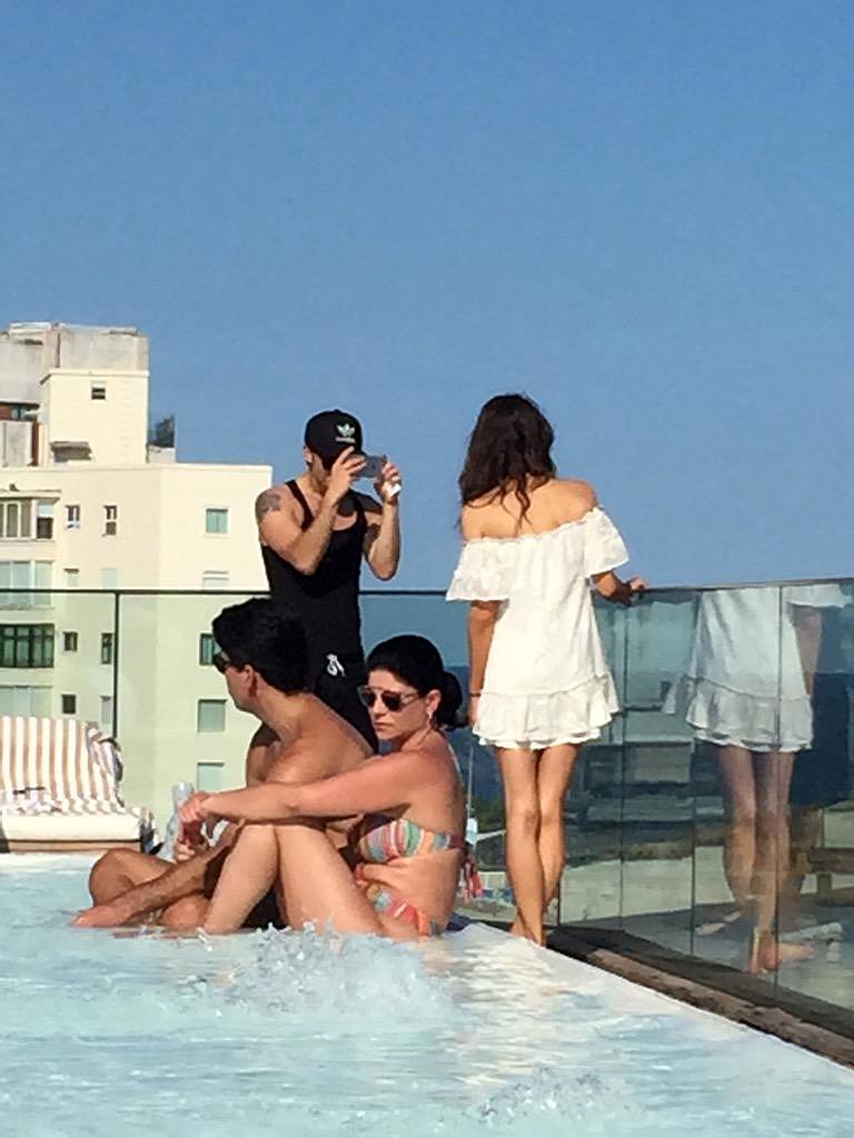 Phoebe Tonkin & Paul Wesley en Rio, Brazil, 2015