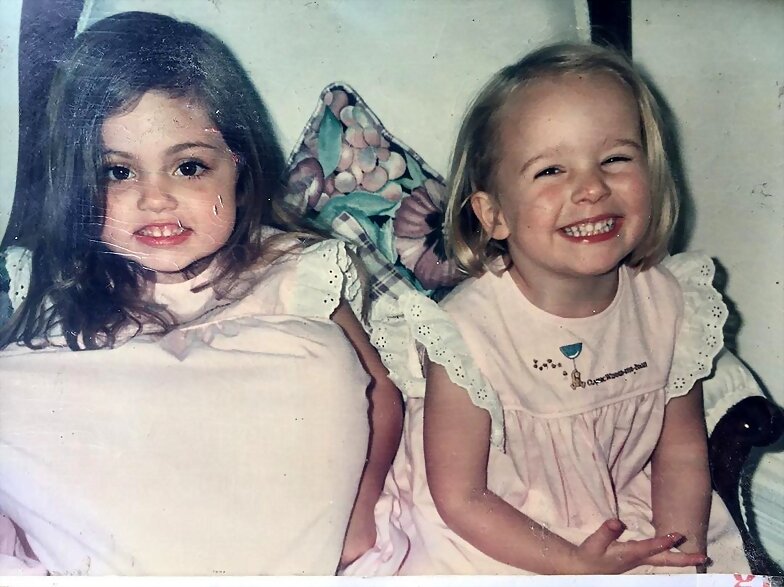Phoebe Tonkin de pequeña con una amiga
