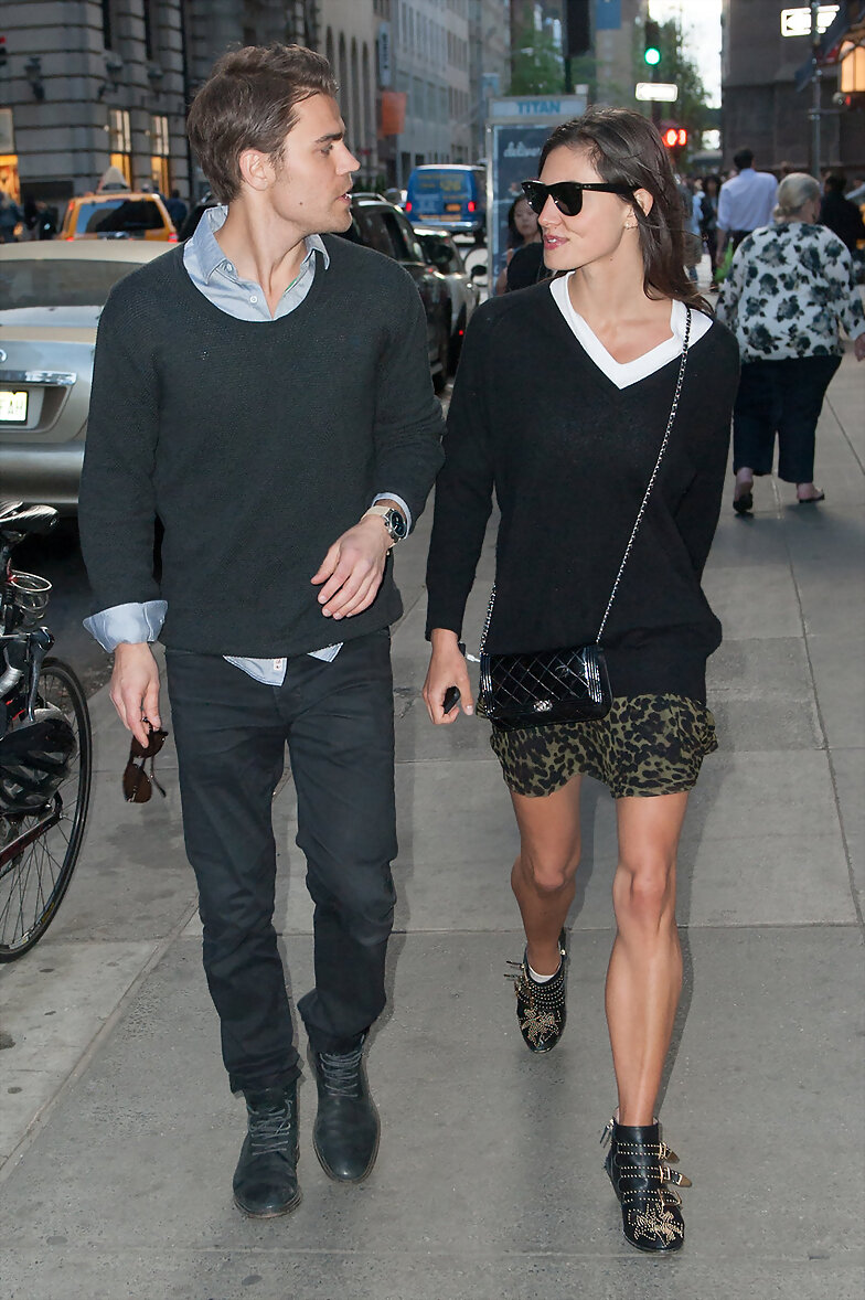 Phoebe Tonkin & Paul Wesley en Manhattan NYC 2015