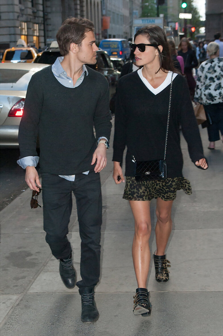 Phoebe Tonkin & Paul Wesley en Manhattan NYC 2015