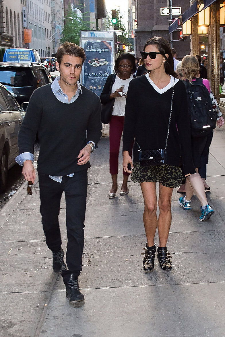Phoebe Tonkin & Paul Wesley en Manhattan NYC 2015