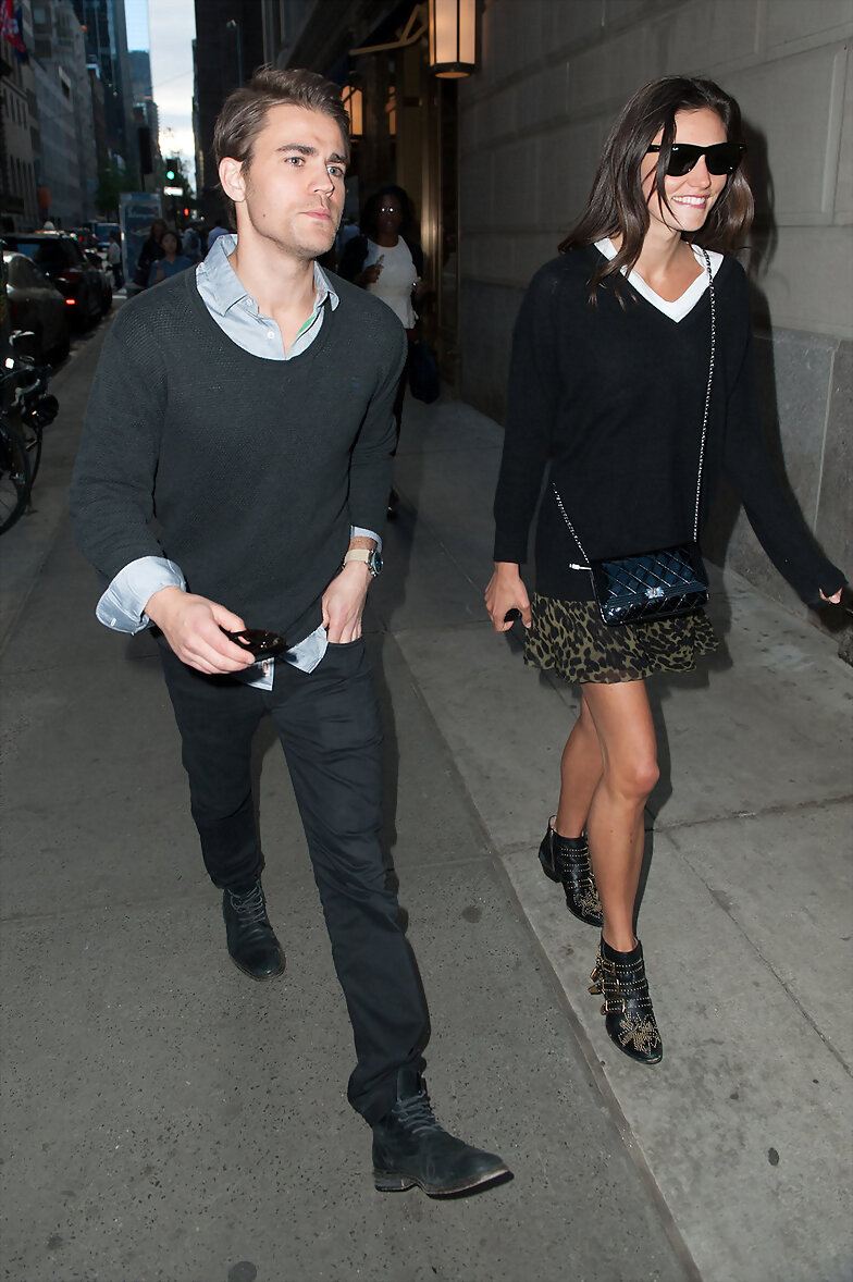 Phoebe Tonkin & Paul Wesley en Manhattan NYC 2015