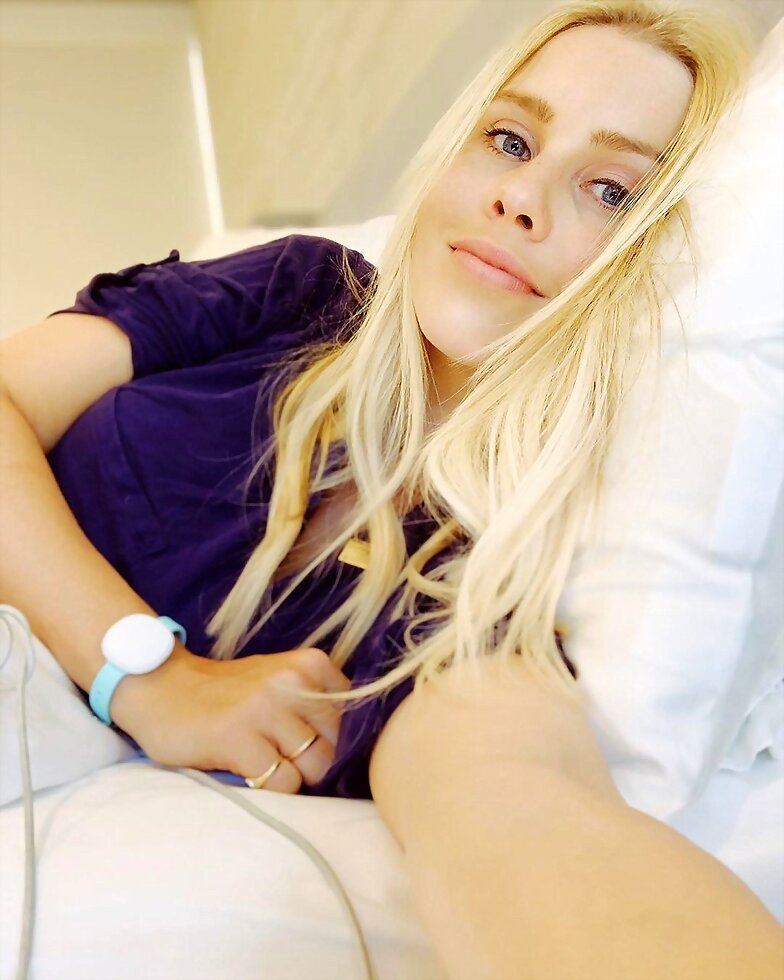 Claire Holt llevando el Ava Women bracelet | 2020