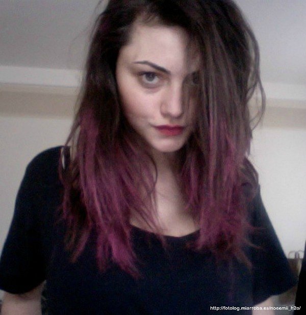Phoebe Tonkin con el pelo rosa teñido + Entrevista