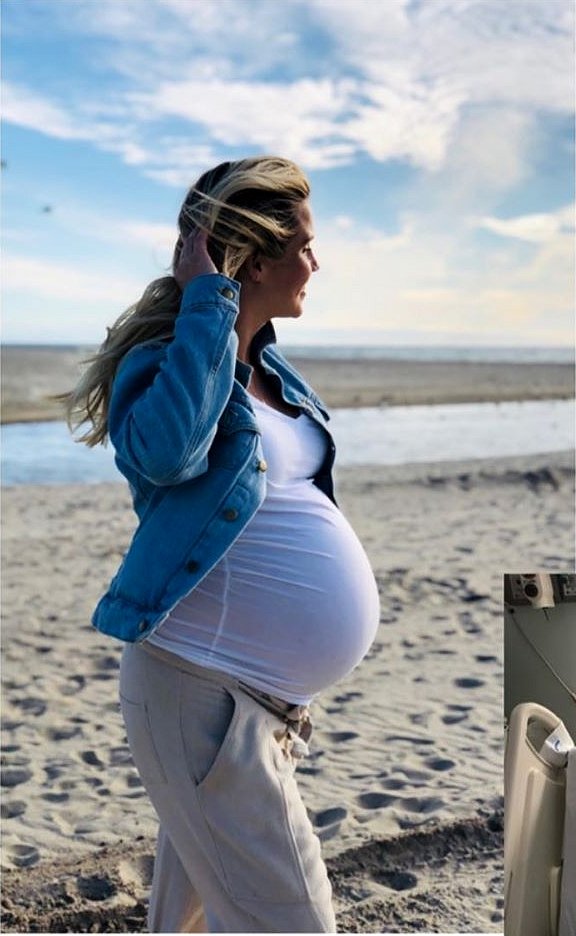 Claire Holt durante su embarazo | Marzo 2019