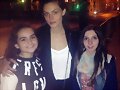 Phoebe Tonkin con fans en Paris, May 25, 2015