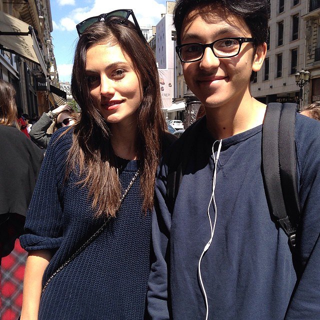 Phoebe Tonkin con fans en Paris, May 25, 2015