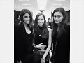 Phoebe Tonkin y Nikki Reed con fans en Paris 2015