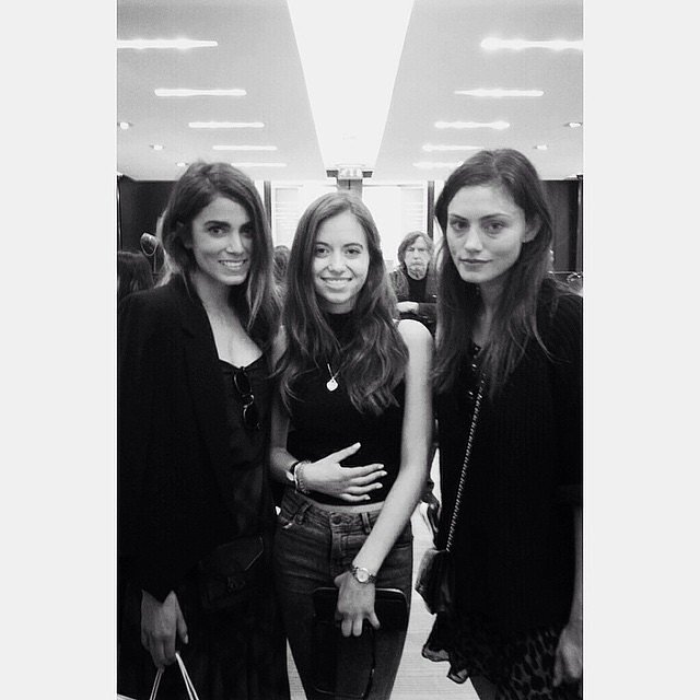 Phoebe Tonkin y Nikki Reed con fans en Paris 2015