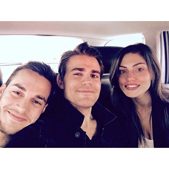 Phoebe Tonkin con Chris Wood y Paul Wesley | Paris