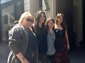 Phoebe Tonkin y Nikki Reed con fans en Paris 2015