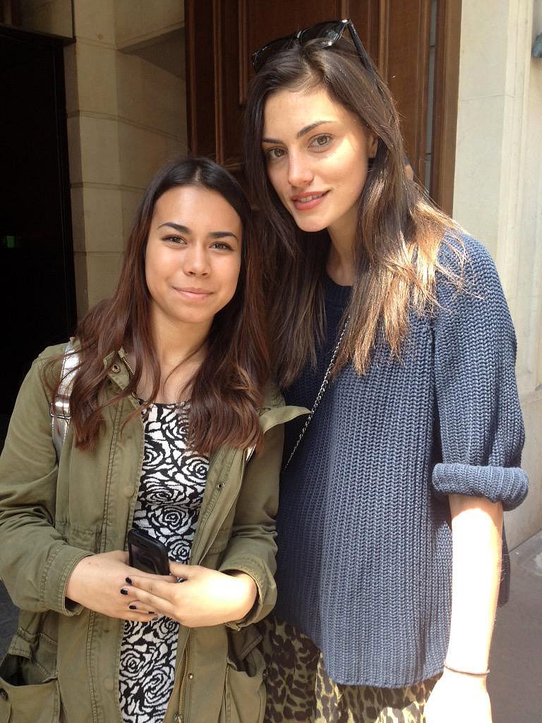 Phoebe Tonkin con fans en Paris, May 25, 2015