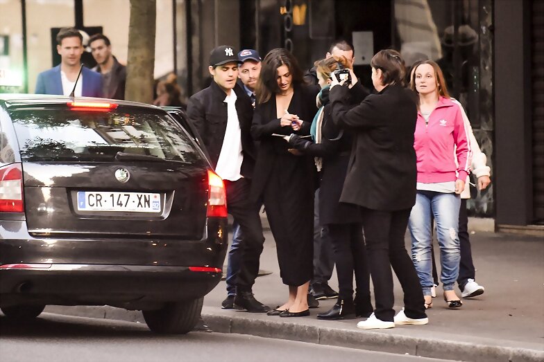 Phoebe Tonkin con fans en Paris, May 25, 2015