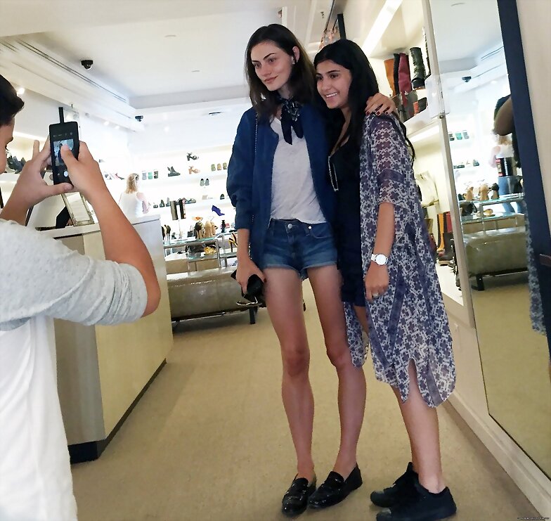 Phoebe Tonkin & Leah Pipes en Los Angeles 2015
