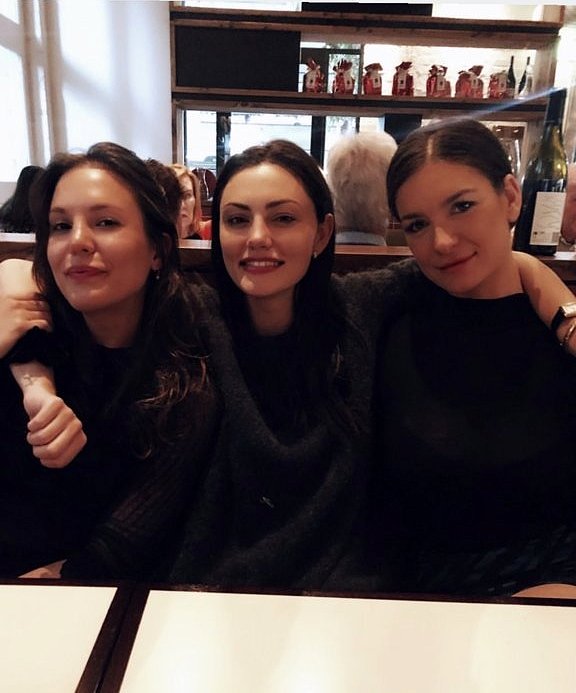 Phoebe Tonkin | Diciembre 2019