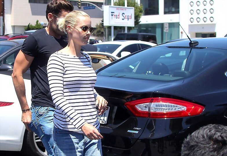 Claire Holt dejando Fred Segal con Nick Hounslow
