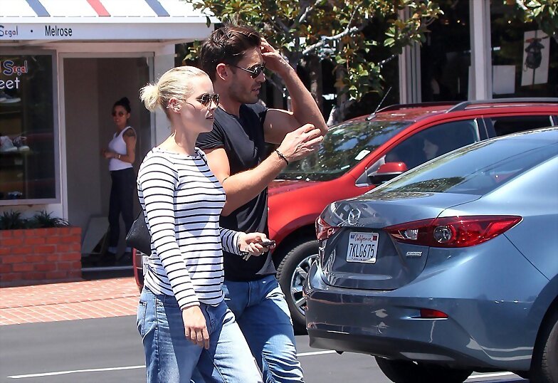 Claire Holt dejando Fred Segal con Nick Hounslow