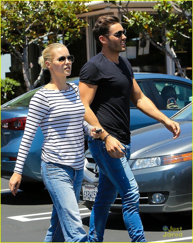 Claire Holt dejando Fred Segal con Nick Hounslow