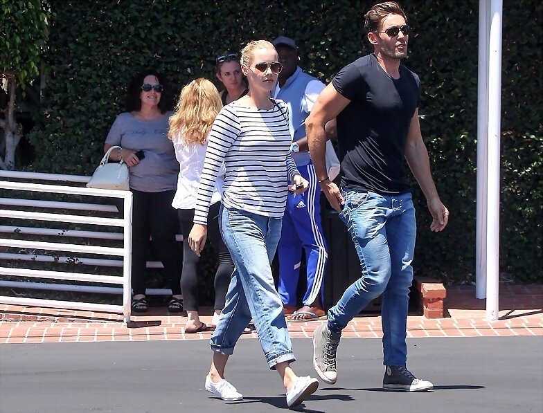 Claire Holt dejando Fred Segal con Nick Hounslow