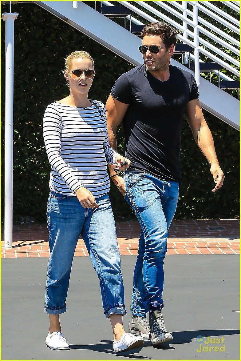 Claire Holt dejando Fred Segal con Nick Hounslow