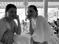 Phoebe Tonkin con su madre en Bali, Indonesia 2019