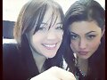 Phoebe Tonkin con una amiga