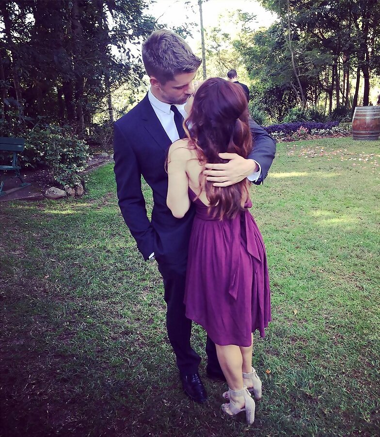 Luke Mitchell y su esposa Rebecca Breeds