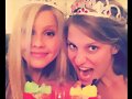 Claire Holt con una amiga