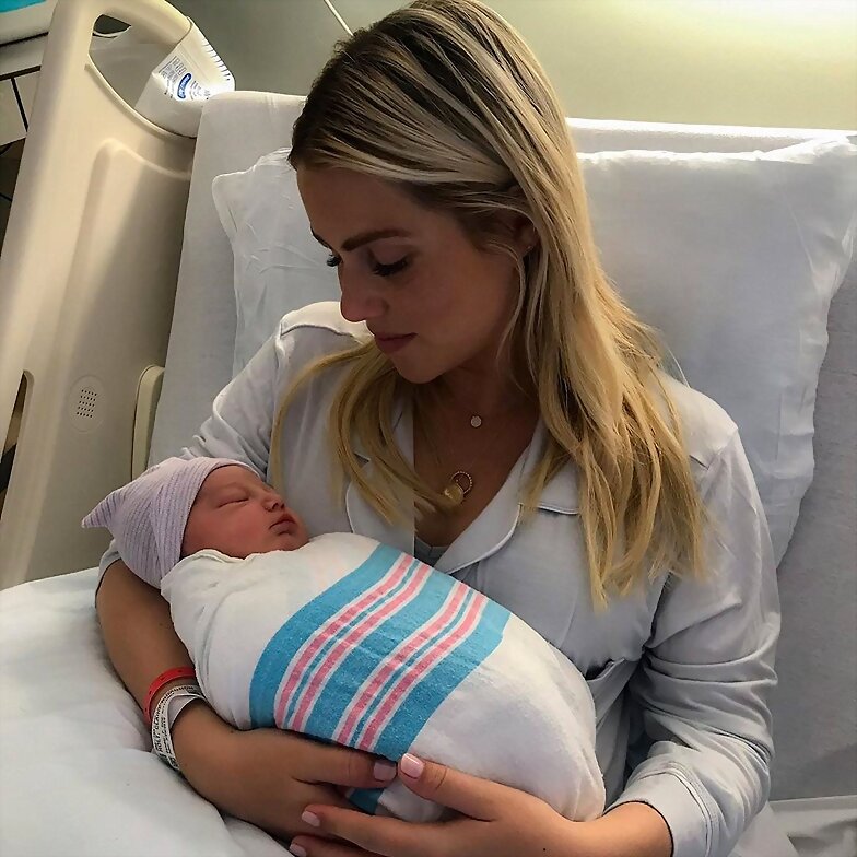 Claire Holt con su hijo James Holt Joblon | 2019