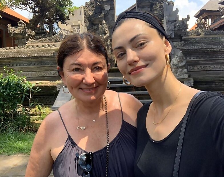 Phoebe Tonkin con su madre en Bali, Indonesia 2019