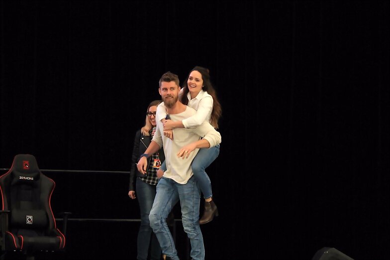 Luke Mitchell y su esposa Rebecca Breeds
