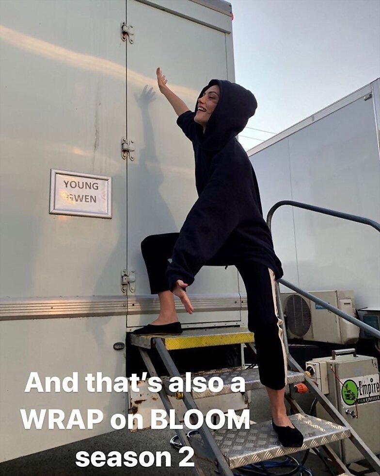 Phoebe Tonkin bts de su serie 'Bloom'