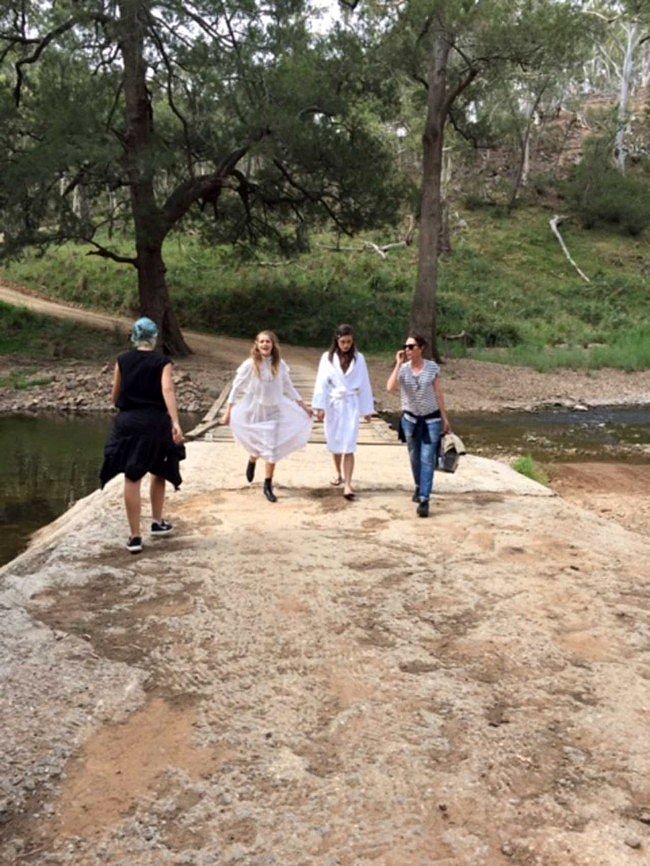 Phoebe Tonkin BTS photoshoot Vogue Australia 2015