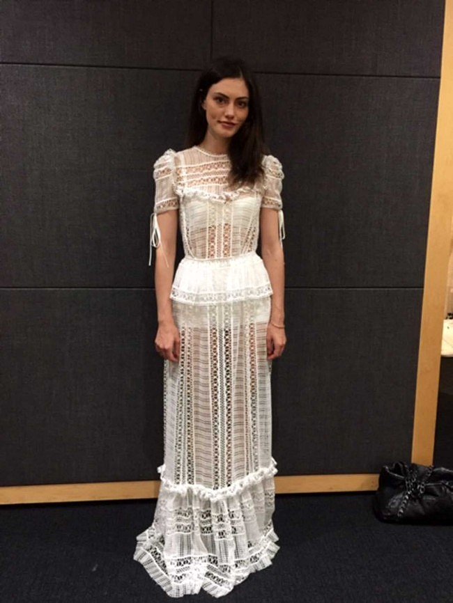 Phoebe Tonkin BTS photoshoot Vogue Australia 2015