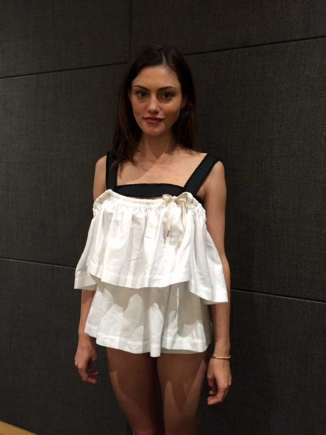 Phoebe Tonkin BTS photoshoot Vogue Australia 2015