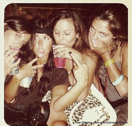 Phoebe Tonkin con sus amigas de fiesta