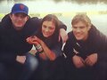Phoebe Tonkin con sus amigos del C&iacute;rculo secreto