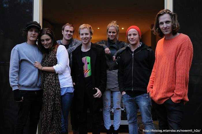 Phoebe Tonkin con sus viejos amigos