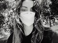 Phoebe Tonkin nos dice que llevemos mascarilla