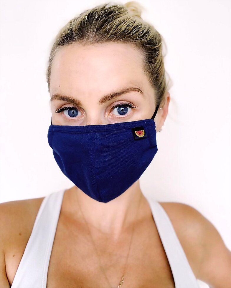 Claire Holt nos dice que llevemos mascarilla