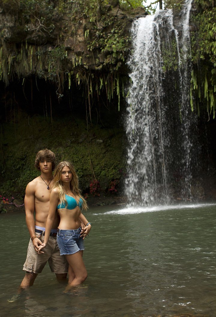 Indiana Evans en la pelicula El Lago Azul (2012)