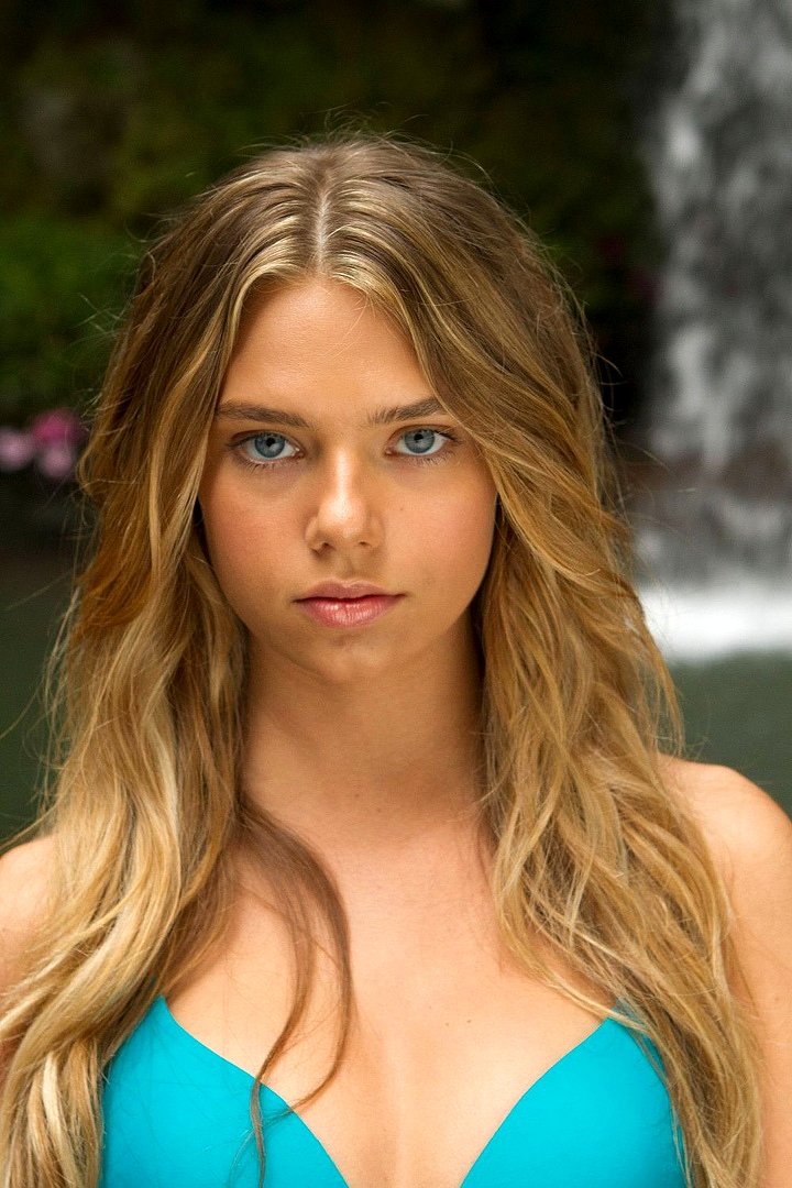 Indiana Evans en la pelicula El Lago Azul (2012)